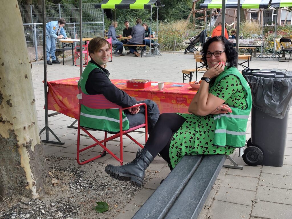 Vrijwilligers bij de muntverkoop