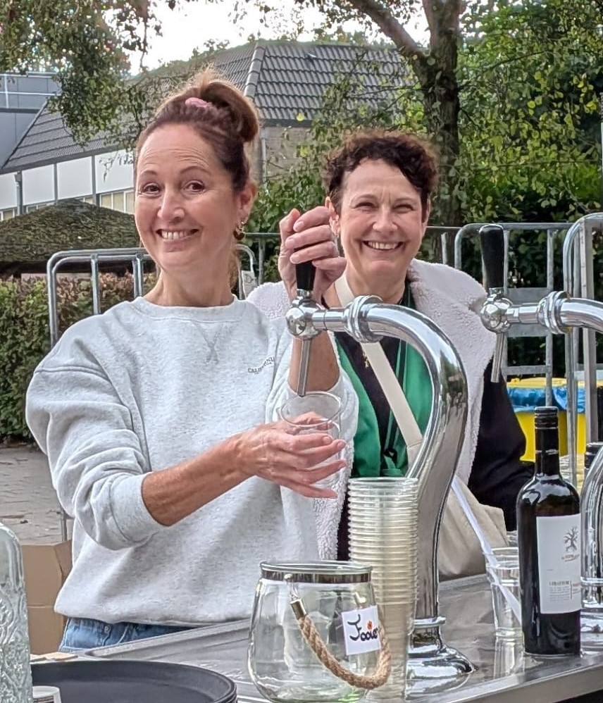 Vrijwilligers achter de tap